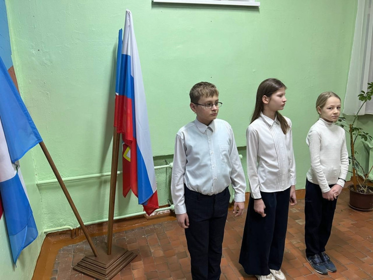 Линейка с поднятием флага и исполнением гимна.