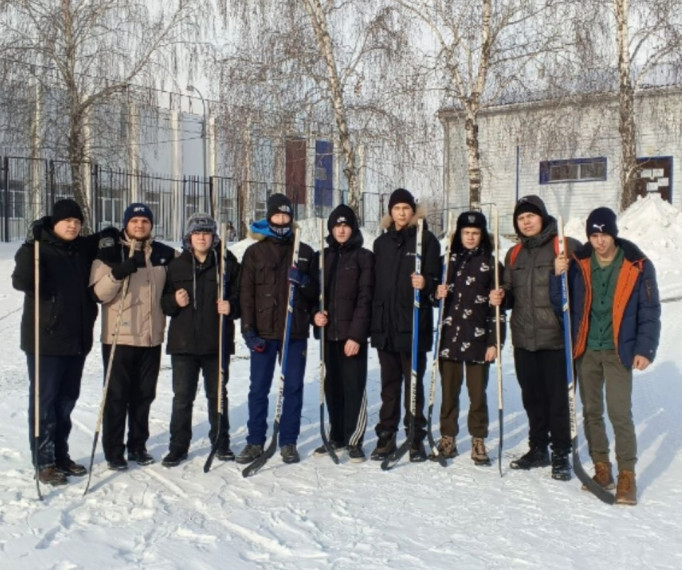 Хоккей с мячом и в валенках.